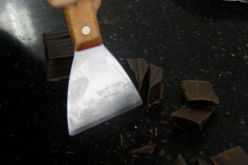 Cắt nhỏ chocolate để dễ nấu chảy