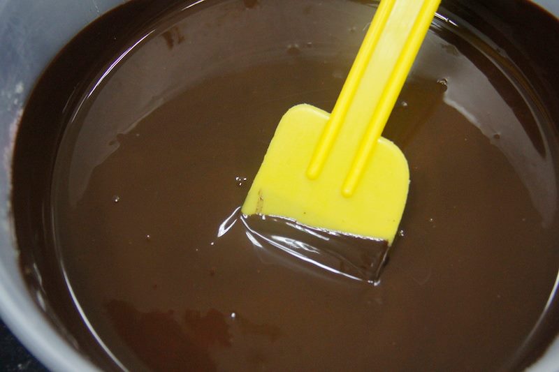 Bỏ chocolate cắt nhỏ để nấu chảy.
