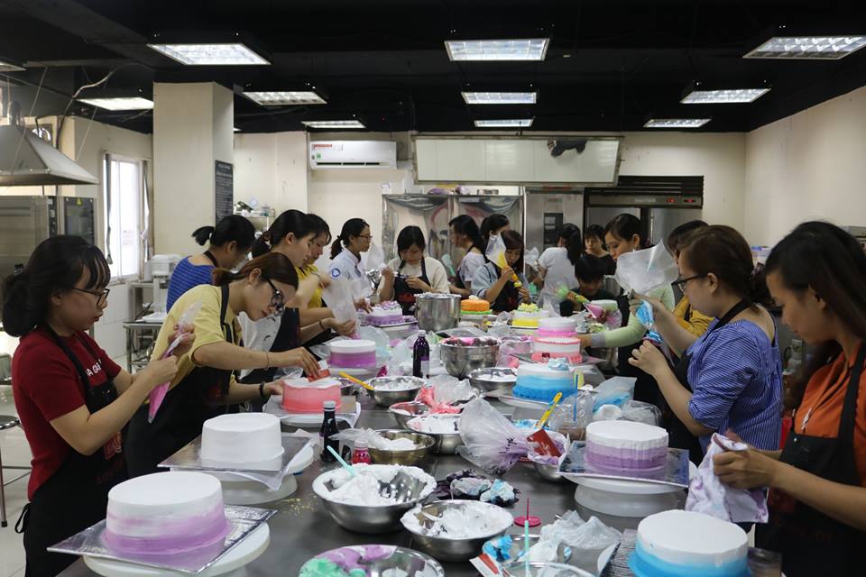 khoa hoc trang tri banh kem ngay 8 thang 3 0