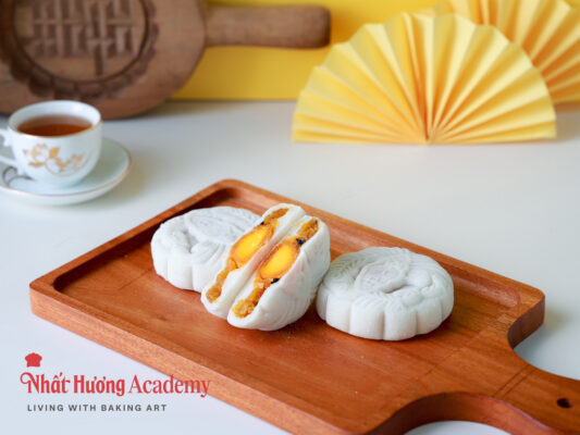 trung thu dẻo nhân khóm trứng muối